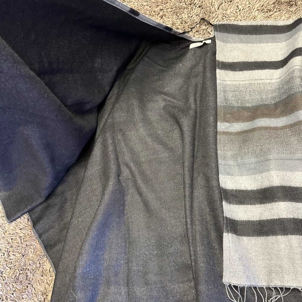 EINII Stylish Black and Gray Striped Poncho - Picture 6 of 9